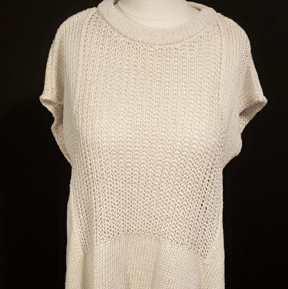 Sleeveless pullover with side slits - Picture 3 of 11